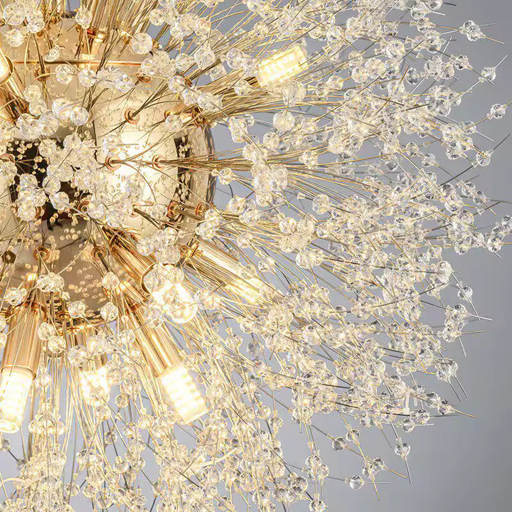 Gros plan sur les perles transparentes effet cristal et les fines branches dorées de ce lustre pissenlit
