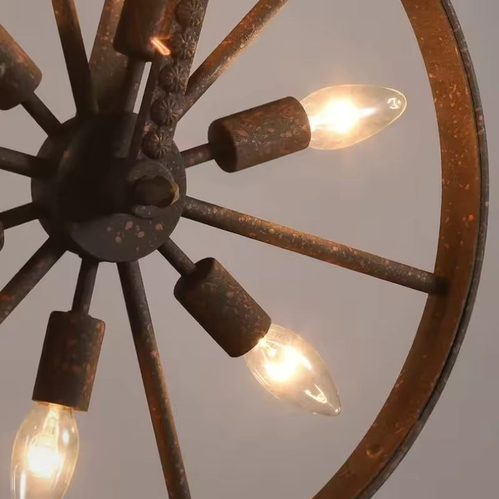 Gros plan sur les ampoules d’un lustre roue en métal effet rouille, au caractère industriel vintage et mécanique