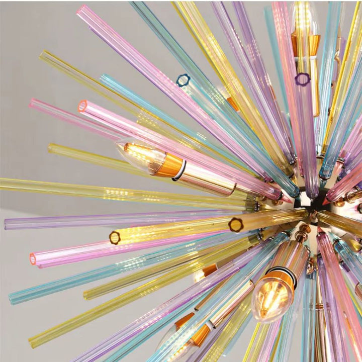 Gros plan sur les tiges de verre coloré et les douilles dorées d’un lustre au design éclatant et artistique