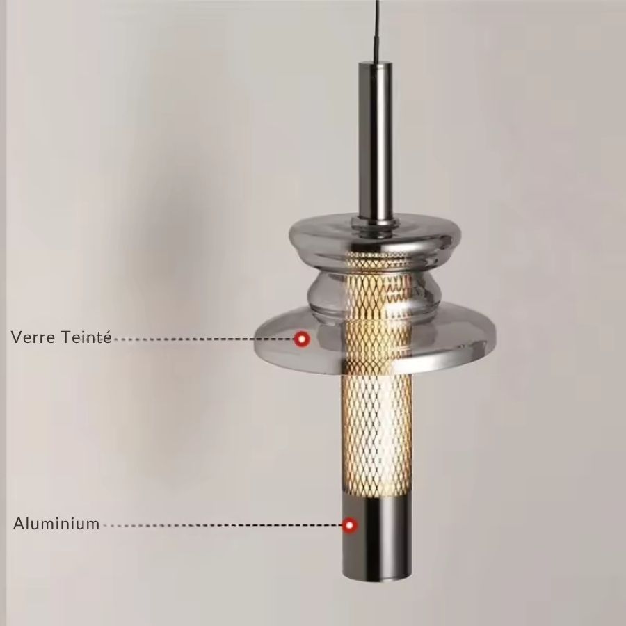 Détail des matériaux du luminaire avec verre teinté, aluminium noir et structure ajourée au style contemporain