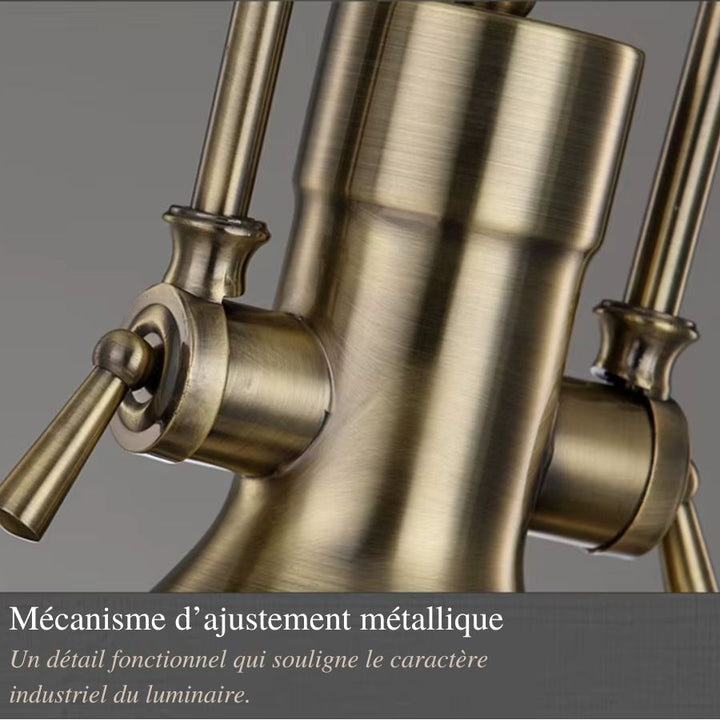 Gros plan sur le mécanisme métallique d’une suspension vintage, avec finition laiton et esprit industriel