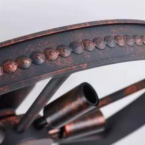 Détail du cerclage en métal patiné et des douilles du lustre roue, dans un esprit industriel ancien et authentique