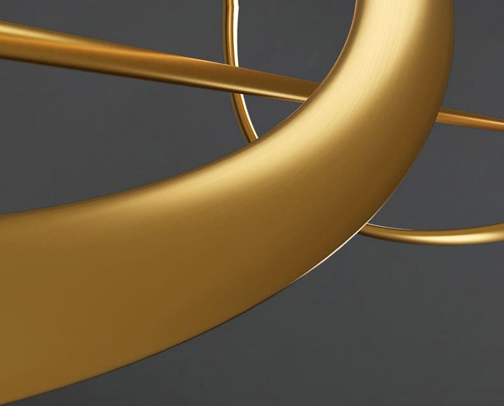 Détail de la structure métallique et de la courbe élégante d'une suspension barre traversante or.