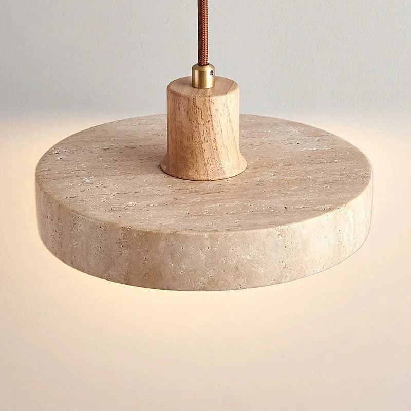 Détail de la monture en bois massif et du disque plat en pierre naturelle d'une suspension haut de gamme.