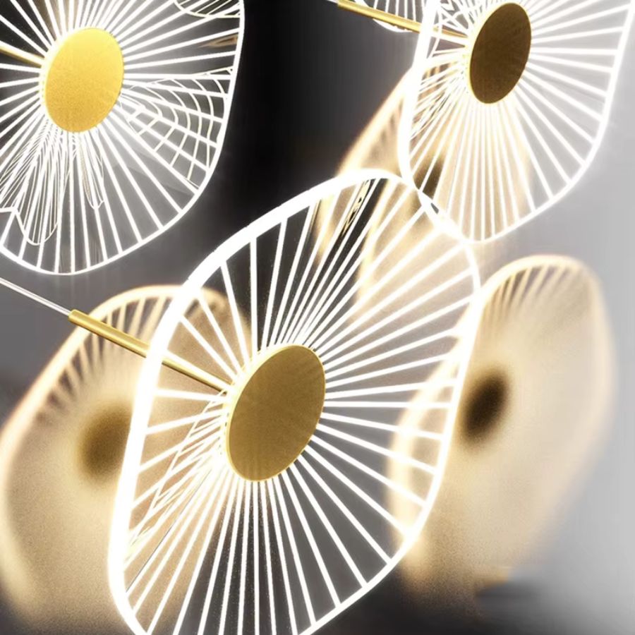 Vue rapprochée des ombrelles LED dorées d'un lustre sculptural, aux fines lignes rayonnantes et contours lumineux.