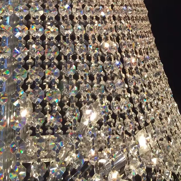 Gros plan sur des pampilles en cristal facetté, finition scintillante au style glamour et raffiné.