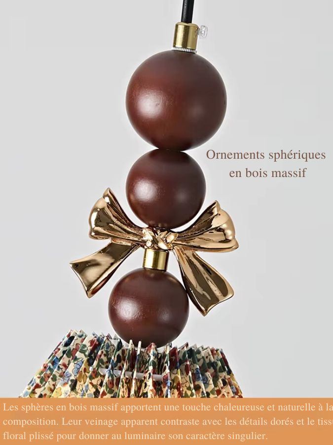 Détail des perles sphériques en bois brun et du nœud doré de la suspension florale au style rétro raffiné