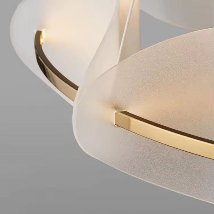 Détail des pétales blancs texturés traversés de finitions dorées, pour un luminaire floral et contemporain