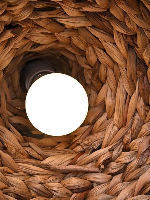 Vue intérieure d'une petite suspension en rotin tressé mettant en valeur les fibres naturelles et le tressage artisanal
