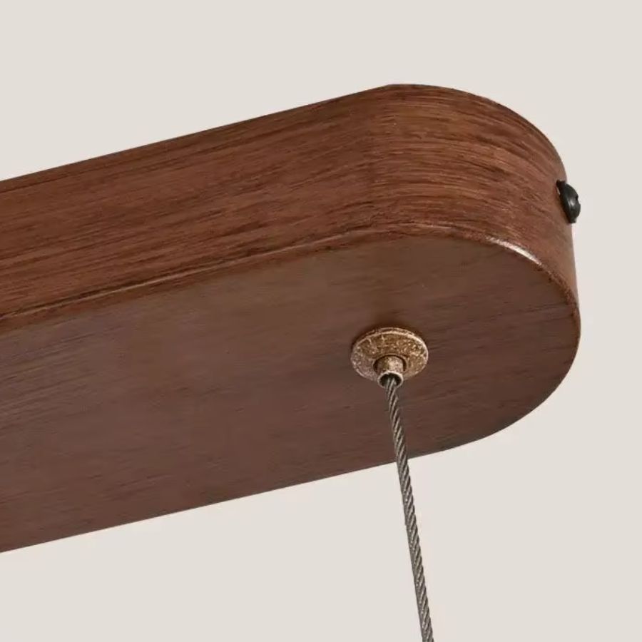 Gros plan sur la rosace marron effet bois d'une suspension organique, avec fixation métallique et câble de suspension.