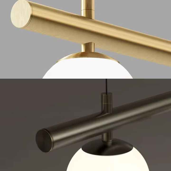 Comparatif des finitions dorée et noire autour d’un globe opalin, révélant la structure tubulaire du luminaire