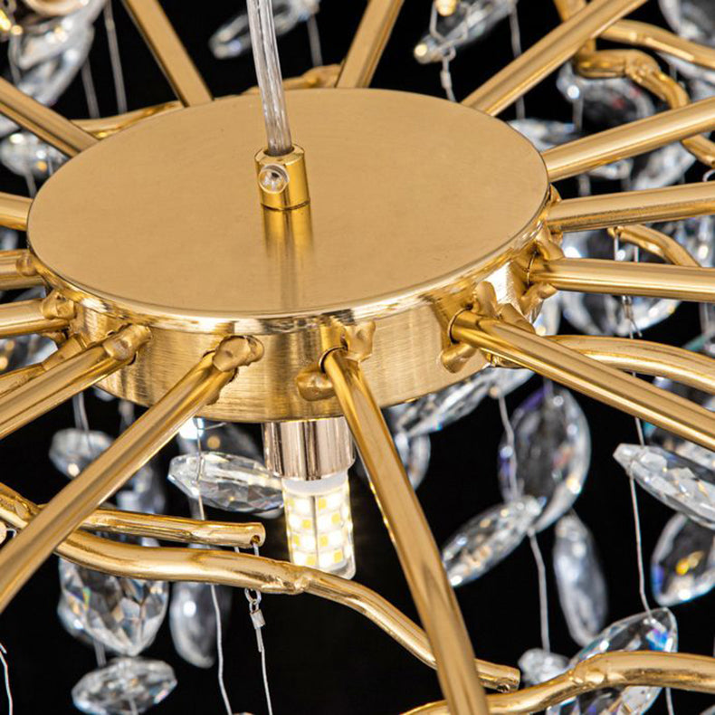 Gros plan sur la structure métallique dorée du lustre mettant en avant la qualité des finitions.