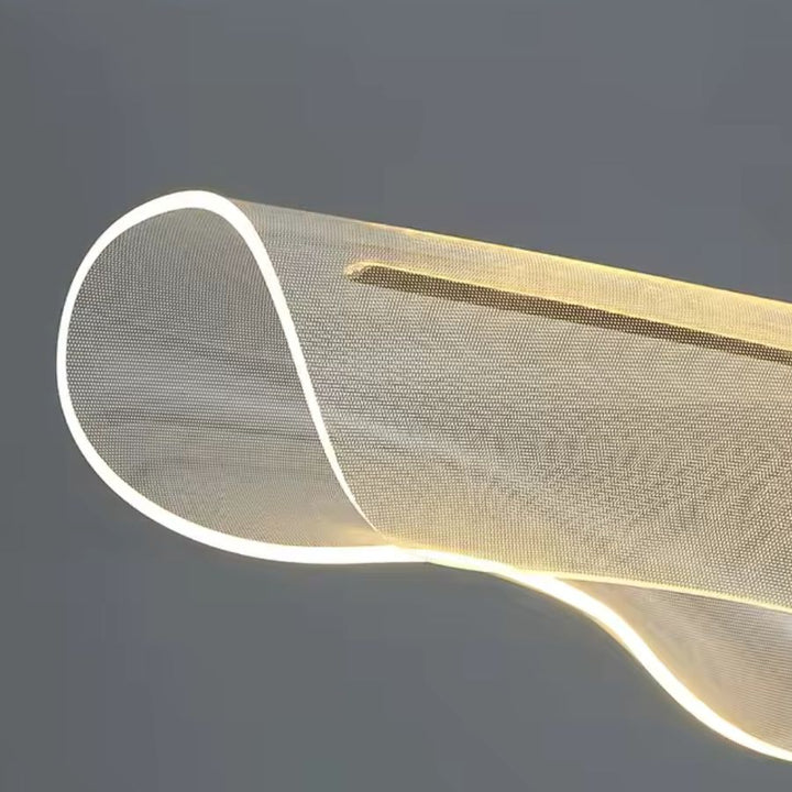 Gros plan sur l’acrylique texturé et le contour LED d’une suspension ondulée au design organique et contemporain