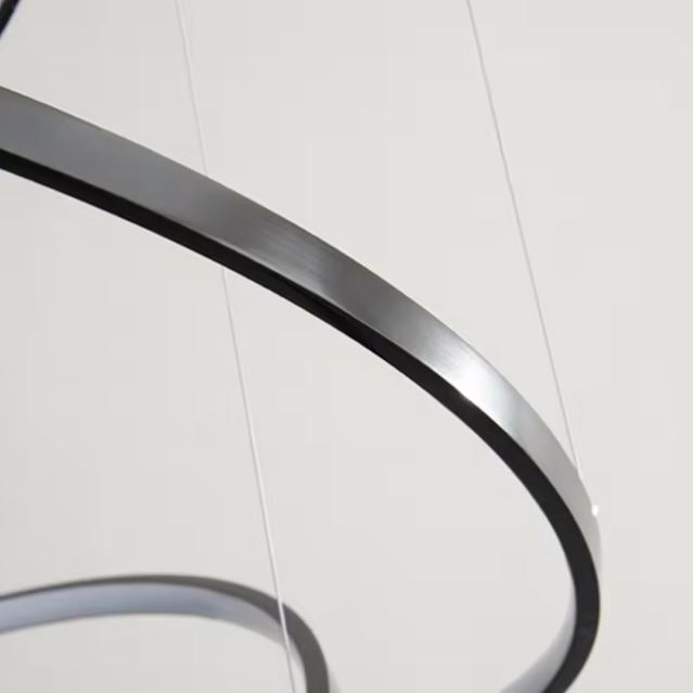 Détail de suspension anneau LED noir, luminaire minimaliste aux lignes graphiques inspirées du design contemporain haut de gamme.