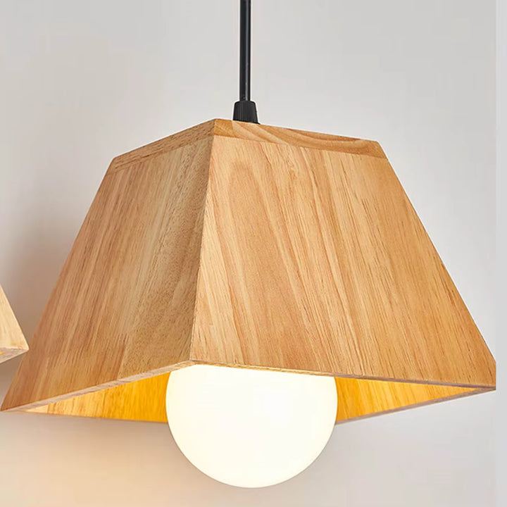 Gros plan sur une suspension géométrique en bois clair à globe opalin, au design scandinave, naturel et épuré