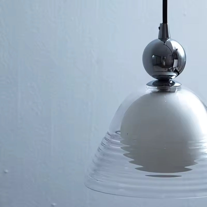 Vue rapprochée du globe opalin sous cloche en verre soufflé strié, avec finition chromée au style rétro