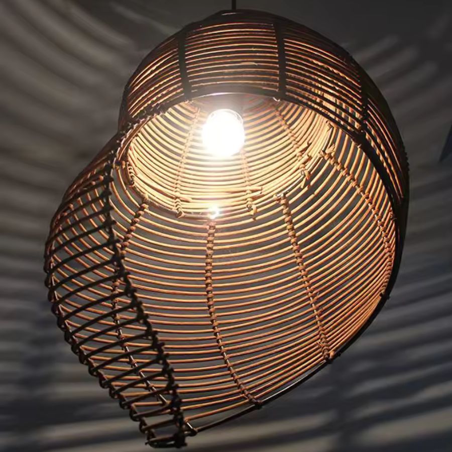 Vue rapprochée du rotin tressé laissant filtrer la lumière dans une suspension coquillage au style artisanal et organique