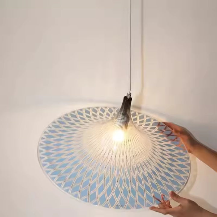 Vue rapprochée de la suspension corolle en acrylique imprimé, au motif graphique et au design organique lumineux