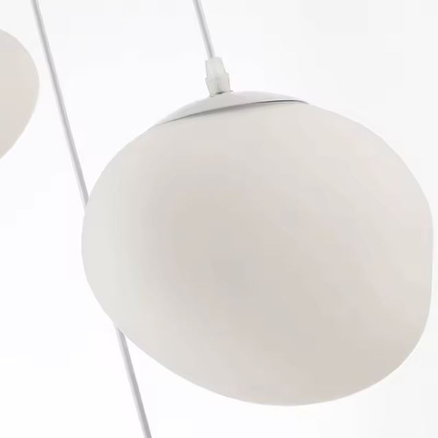 Zoom sur une boule blanche d'une suspension pour cage d'escalier, finition douce et élégante pour une ambiance lumineuse raffinée et contemporaine.