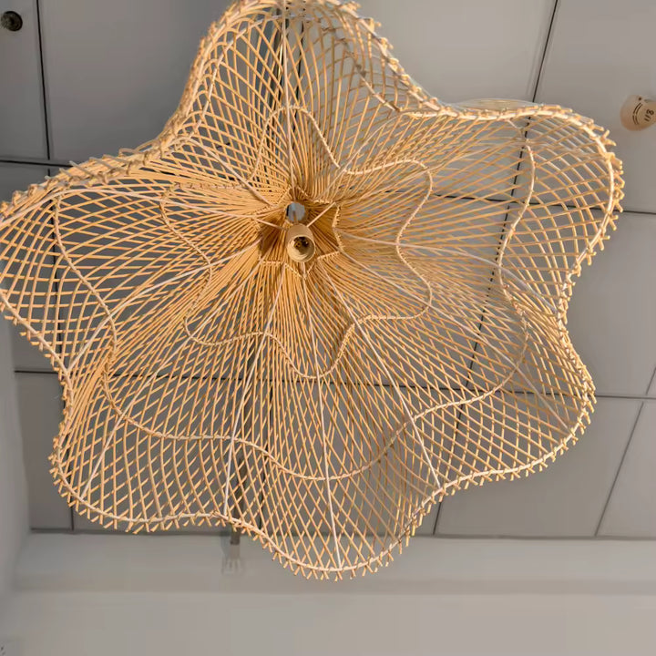 Vue de dessous sur la corolle en rotin tressé, révélant une suspension fleur au design organique et artisanal