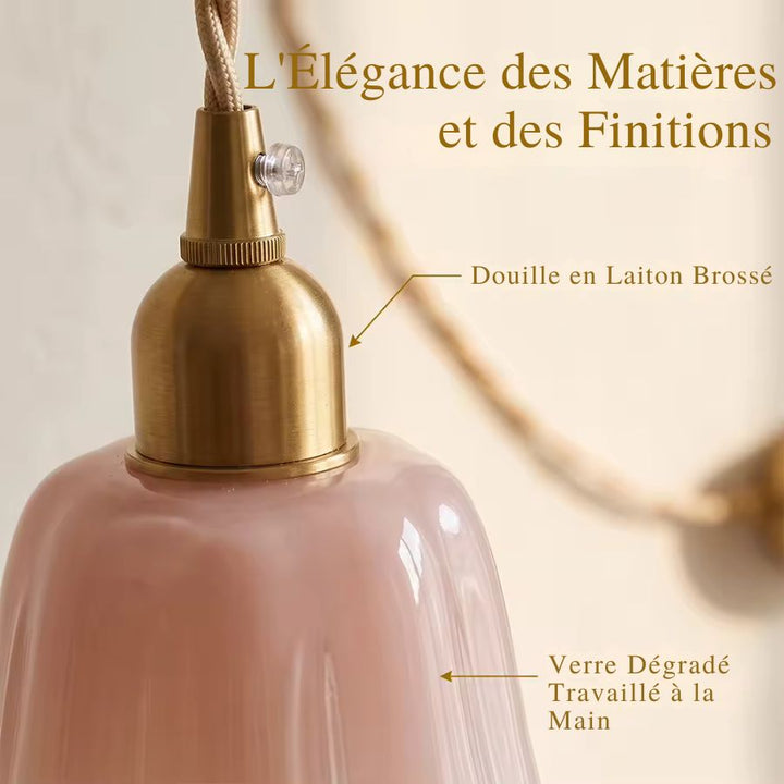 Détail du verre dégradé rose et de la douille en laiton brossé d’une suspension fleur au style vintage raffiné
