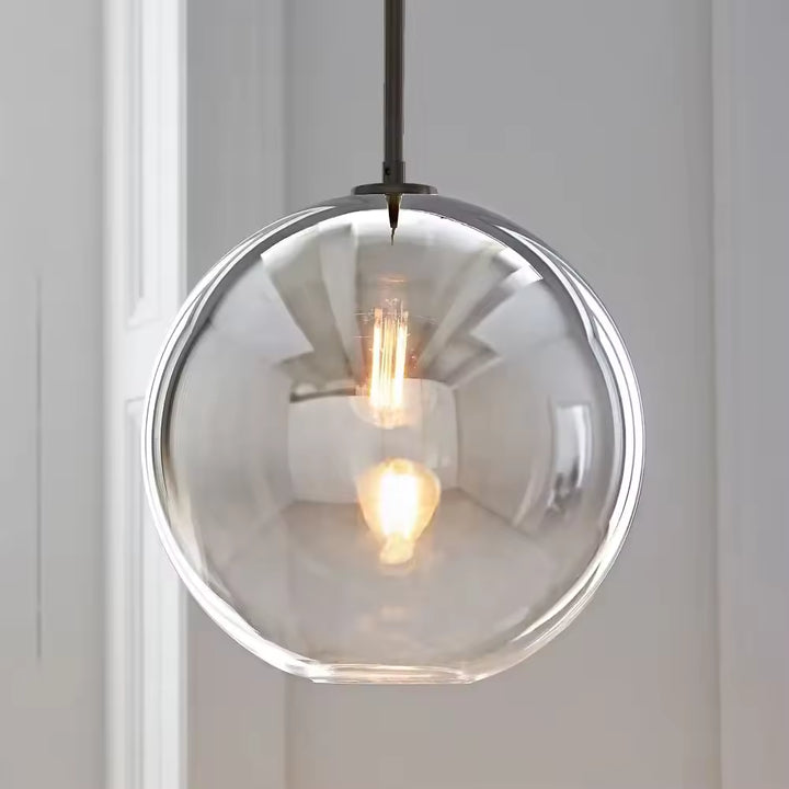 Gros plan sur un globe en verre dégradé transparent, au style rétro raffiné et contemporain