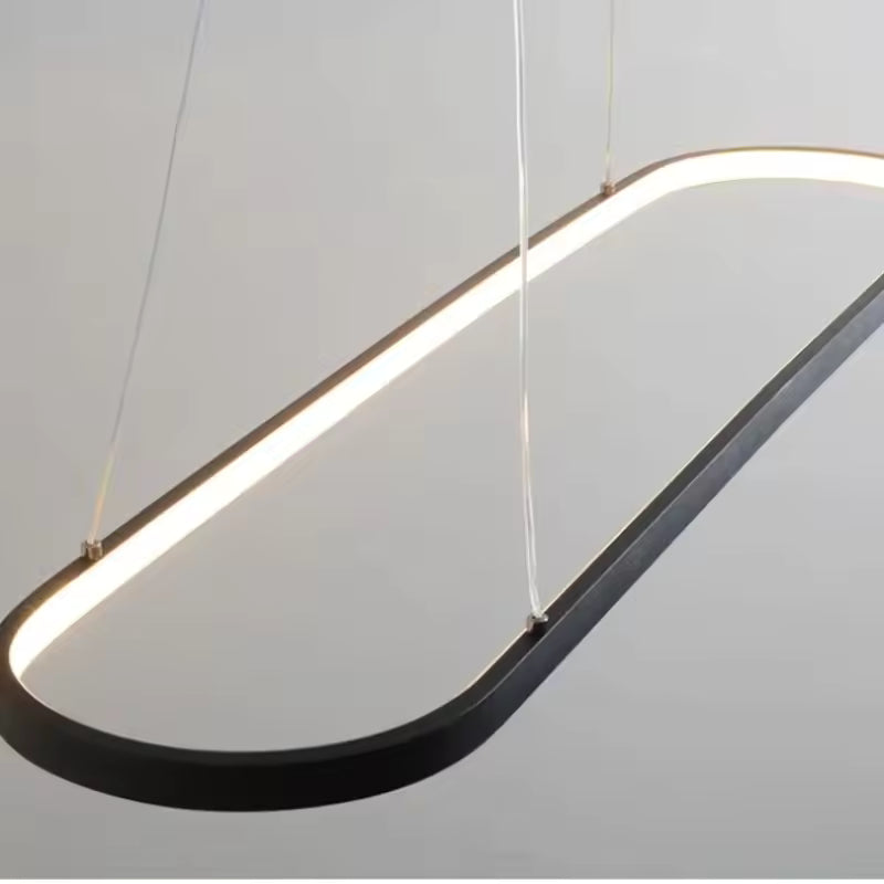 Gros plan sur l’anneau LED noir aux angles arrondis, soulignant le design fin et minimaliste de la suspension