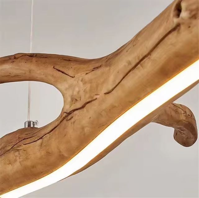 Zoom sur les détails d'une suspension rondin de bois, mettant en valeur son design naturel et sa finition authentique.