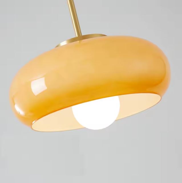 Gros plan sur la suspension opaline orange, élégante et lumineuse, parfaite pour sublimer un intérieur contemporain.