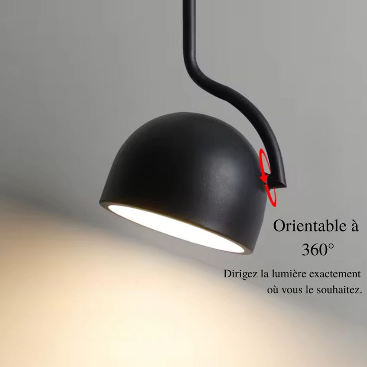 Détail d’une suspension noire à coupole orientable à 360°, au design fonctionnel, moderne et minimaliste