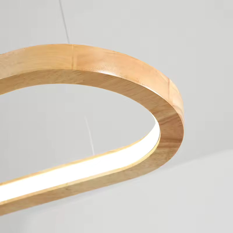 Gros plan sur l’anneau ovale en bois clair et son éclairage LED intégré, au design scandinave et minimaliste