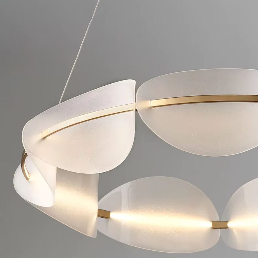 Vue rapprochée des pétales lumineux bordés de doré, aux formes organiques et au design floral raffiné