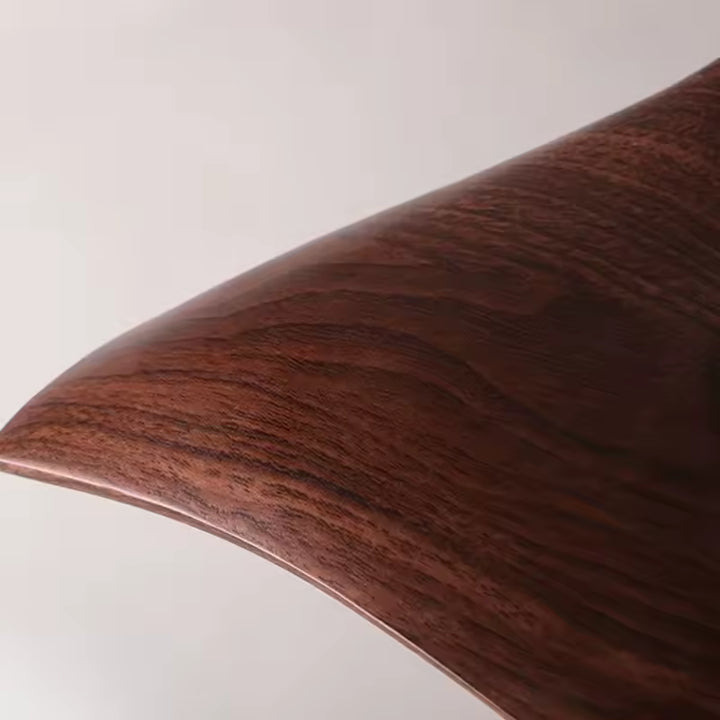 Gros plan sur la finition brune effet bois de la suspension en résine, révélant une texture naturelle et veinée