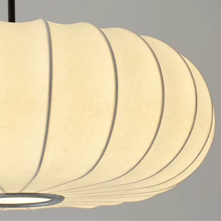 Vue rapprochée du tissu ivoire nervuré diffusant une lumière douce, dans un esprit organique et japandi