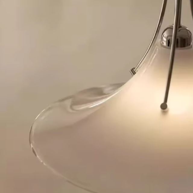 Détail de suspension en verre blanc évasé, finesse organique entre design italien, modernisme et esprit seventies.