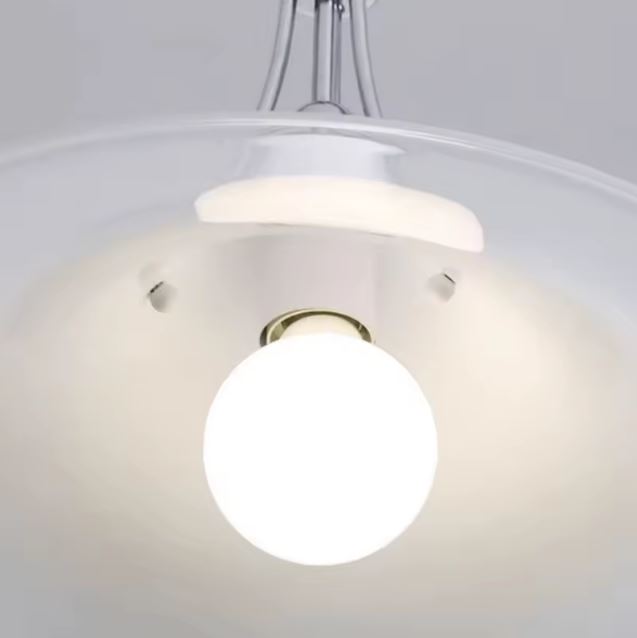 Détail de suspension en verre blanc lumineux, entre modernisme rétro, design italien et élégance minimaliste.