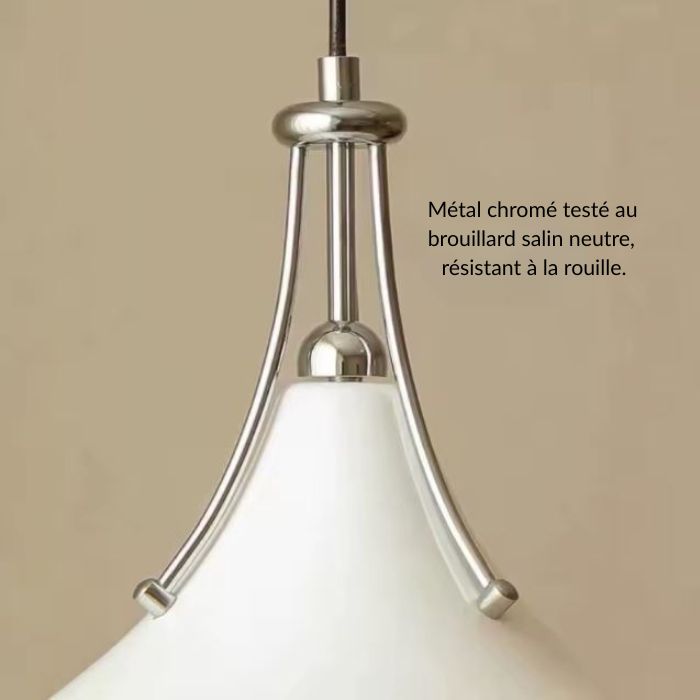 Détail de suspension en verre blanc avec structure chromée, entre esprit rétro chic et design contemporain.