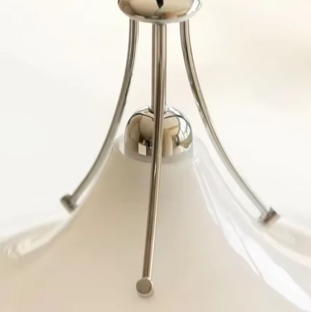 Détail de suspension en verre blanc satiné avec structure chromée, entre design rétro futuriste et modernisme élégant.