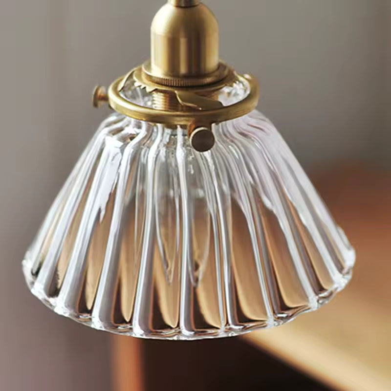 Détail du verre strié et de la monture en laiton d’une suspension vintage au charme ancien et raffiné