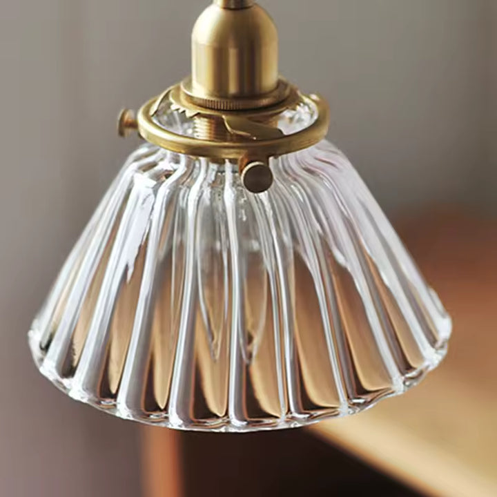 Détail du verre strié et de la monture en laiton d’une suspension vintage au charme ancien et raffiné