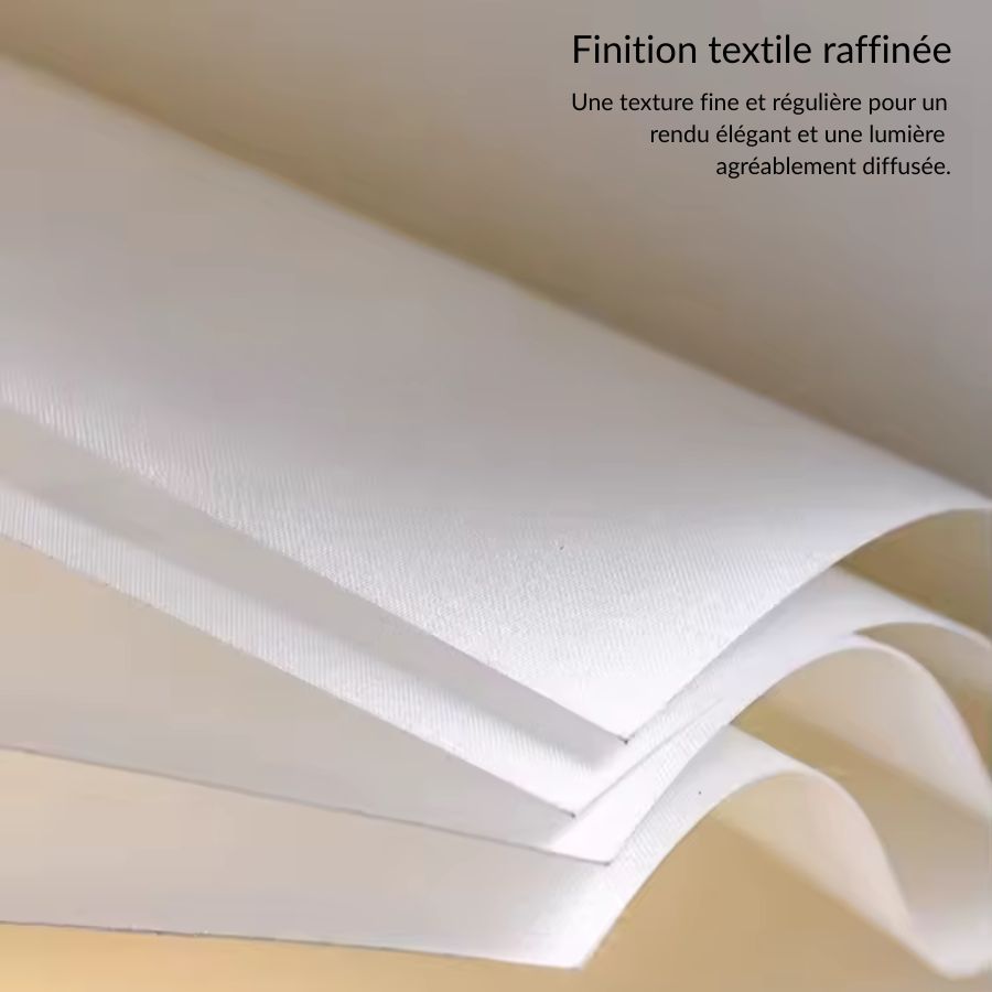 Détail du textile blanc d’une suspension design en forme de livre ouvert, à la finition fine et élégante