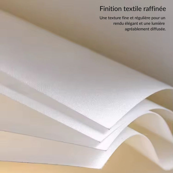 Détail du textile blanc d’une suspension design en forme de livre ouvert, à la finition fine et élégante