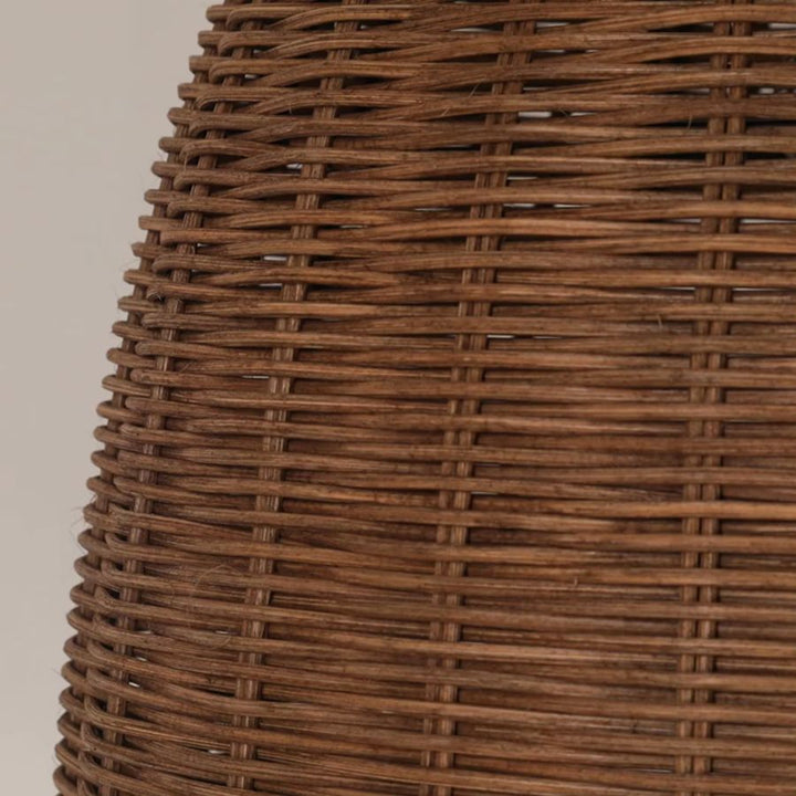 Gros plan sur le tressage brun d’une suspension en osier, avec finition artisanale et texture naturelle