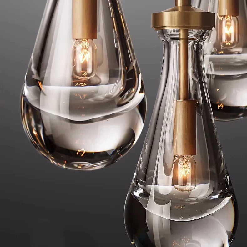 Zoom sur les finitions raffinées en cuivre et le verre sculpté de cette suspension lumineuse goutte d'eau.