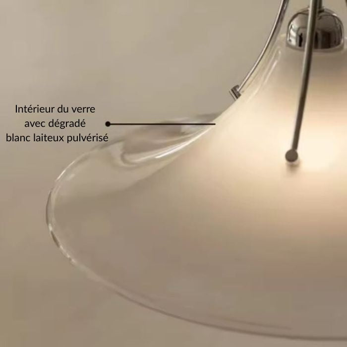 Zoom sur le bord transparent et le dégradé blanc laiteux d’une suspension en verre évasé.