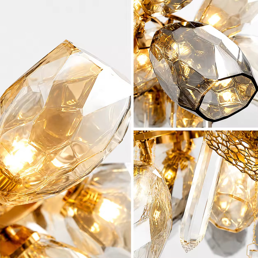 Montage de détails en cristal fumé facetté, pampilles transparentes et finitions dorées sur ce lustre sculptural raffiné.