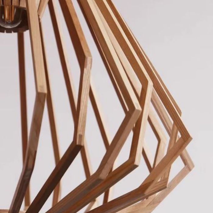Zoom sur les lames ajourées en bois naturel de la suspension cage bois, idéale pour une décoration épurée et minimaliste.