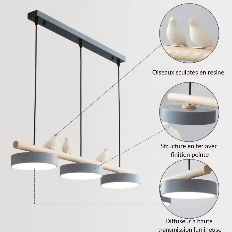 Vue détaillée du luminaire en bois avec oiseaux sculptés, disques lumineux et structure métallique peinte