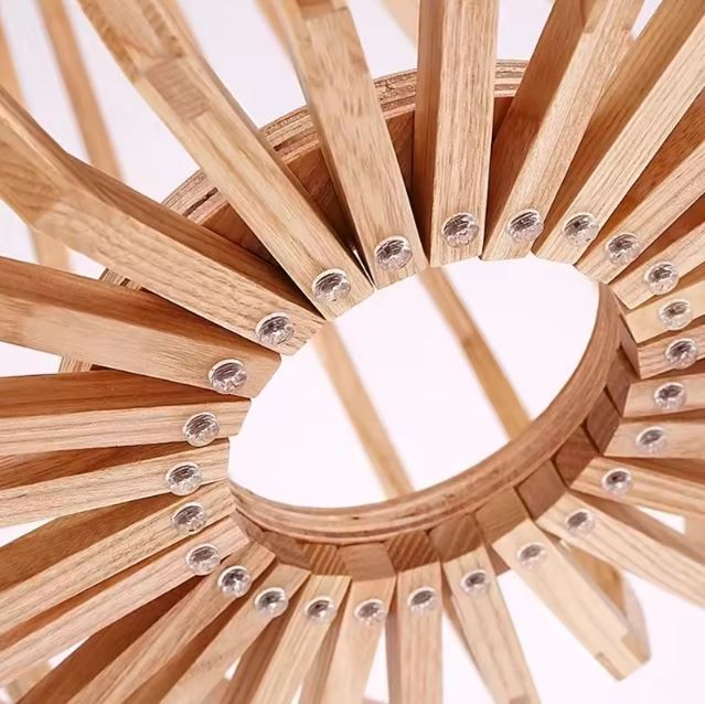 Zoom sur les détails de fabrication de la suspension cage bois, structure vissée et finition artisanale soignée.