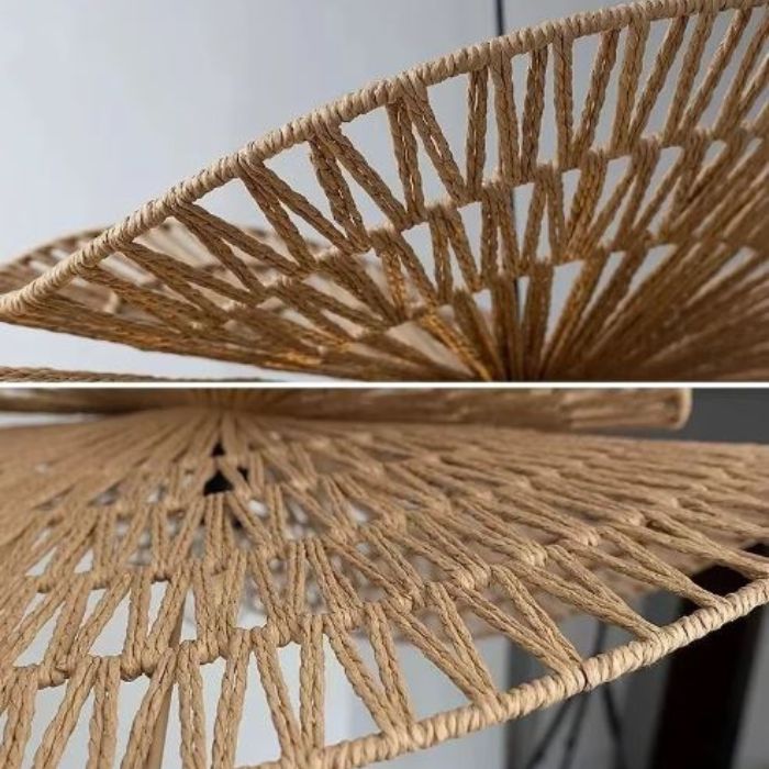 Gros plan sur les détails du tissage naturel de la suspension libellule en rotin, mettant en valeur son design artisanal.